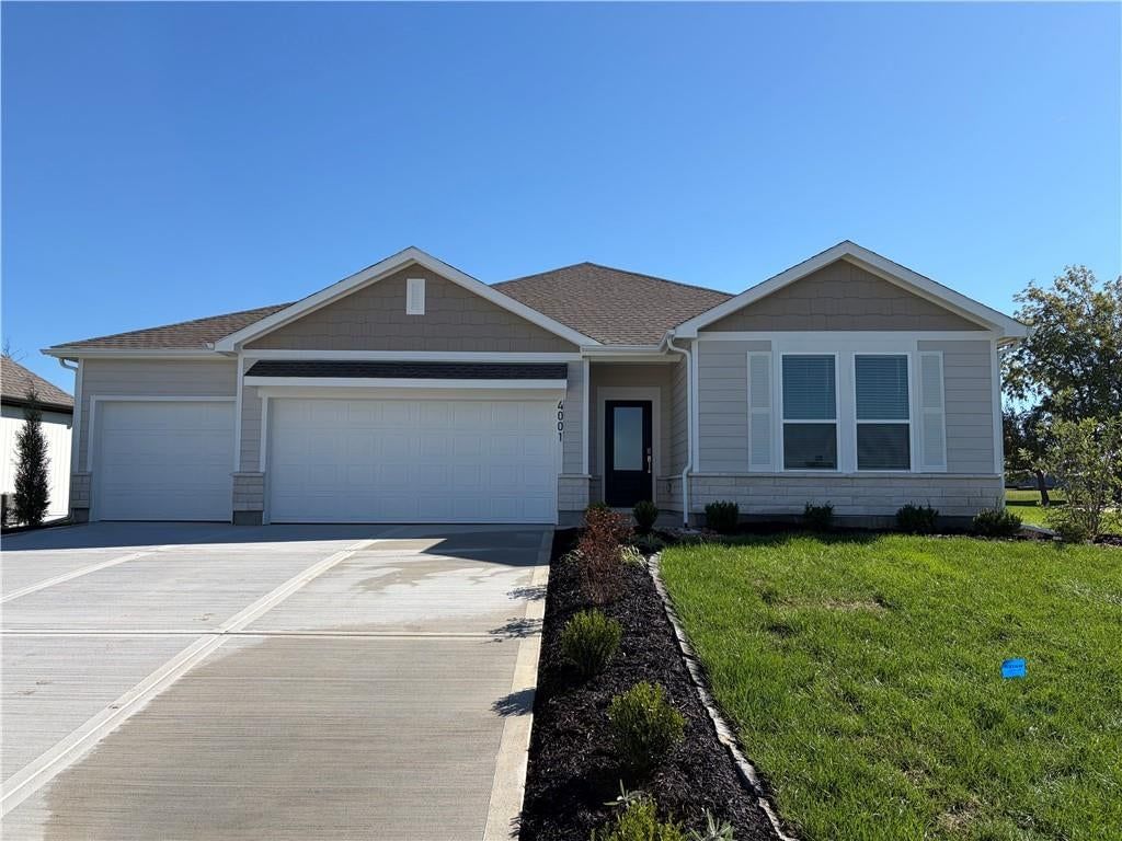 4001 NE Apple Grove Drive, Lee's Summit, MO