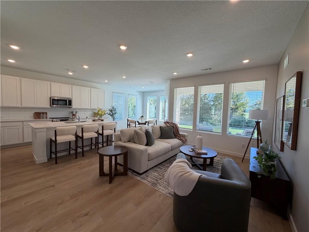 4001 NE Apple Grove Drive, Lee's Summit, MO: listing photo 2