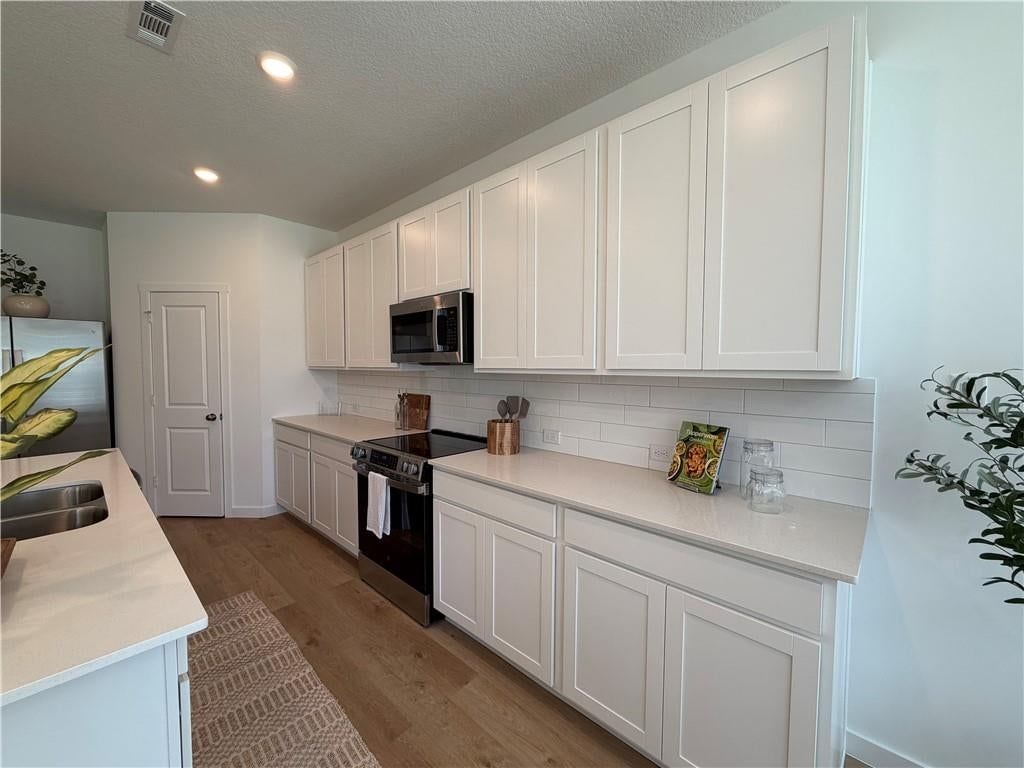 Photo 4 of 17 - 4001 NE Apple Grove Drive, Lee's Summit, MO 64064