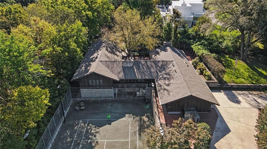 Corner lot and mature trees at 6501 State Line Road, Kansas City, MO 64113