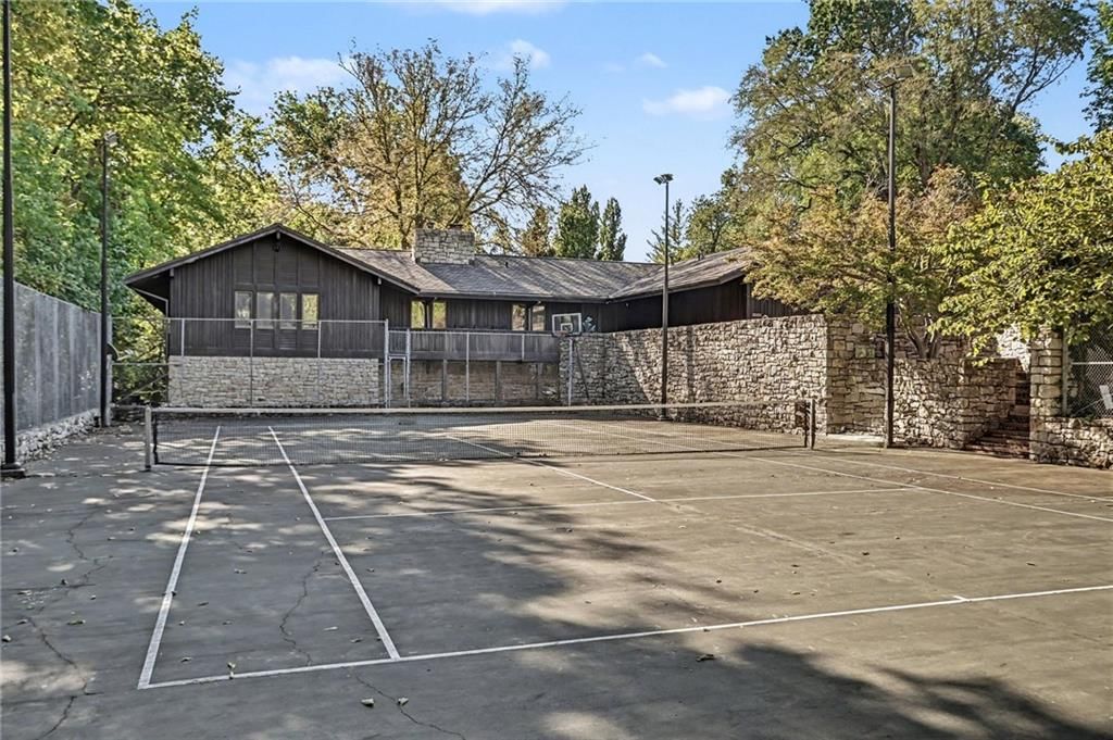 Photo 11 of 38 - 6501 State Line Road, Kansas City, MO 64113