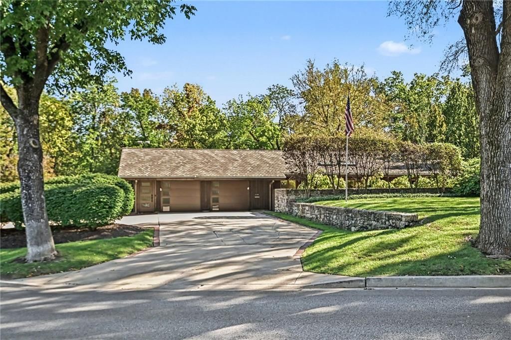 Attached garage at 6501 State Line Road, Kansas City, MO 64113
