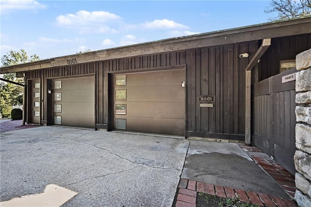Photo 15 of 38 - 6501 State Line Road, Kansas City, MO 64113
