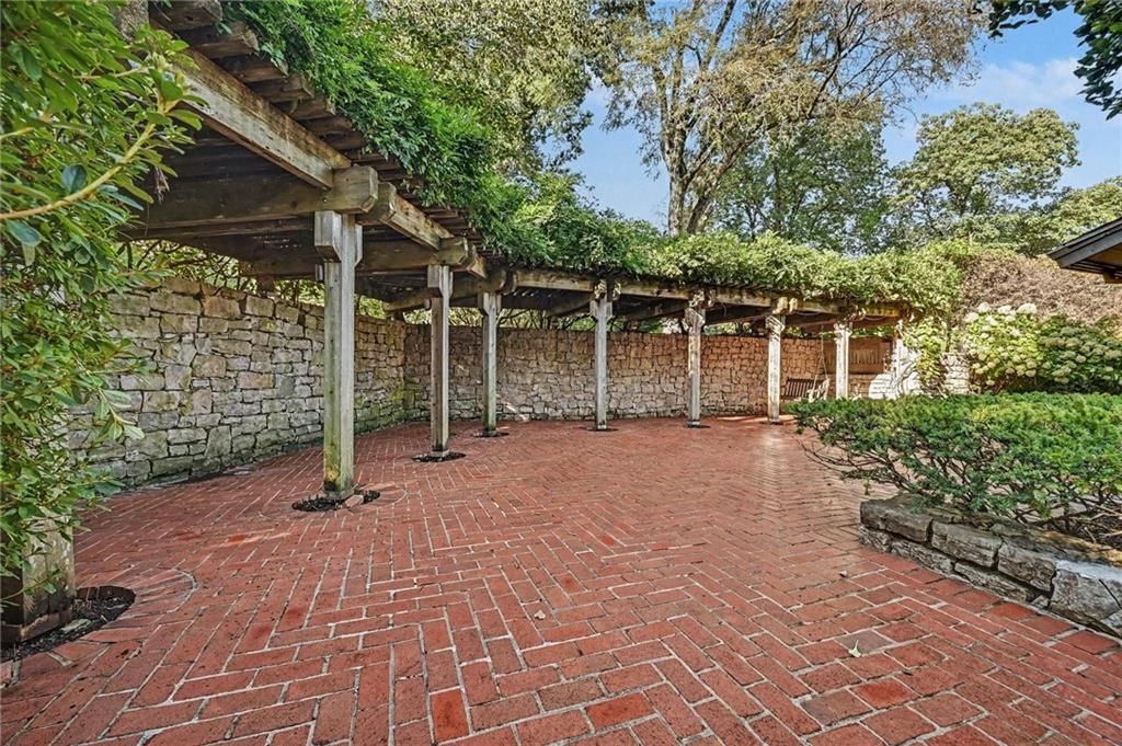 Pergola at 6501 State Line Road, Kansas City, MO 64113