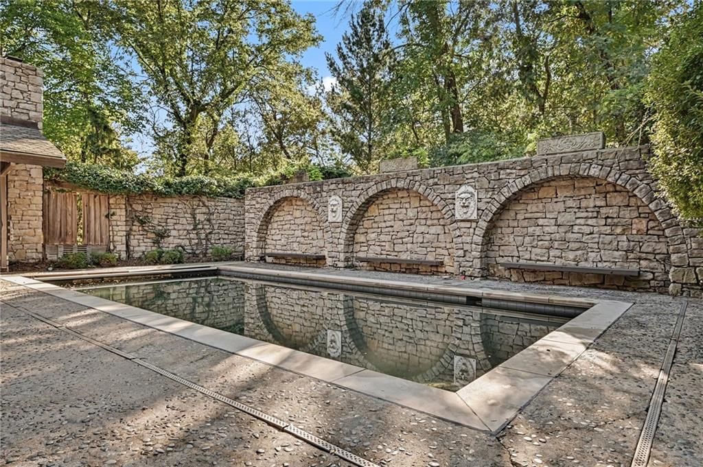 Photo 31 of 38 - 6501 State Line Road, Kansas City, MO 64113