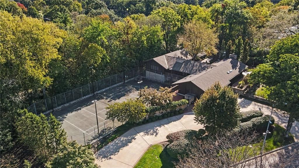 Photo 32 of 38 - 6501 State Line Road, Kansas City, MO 64113