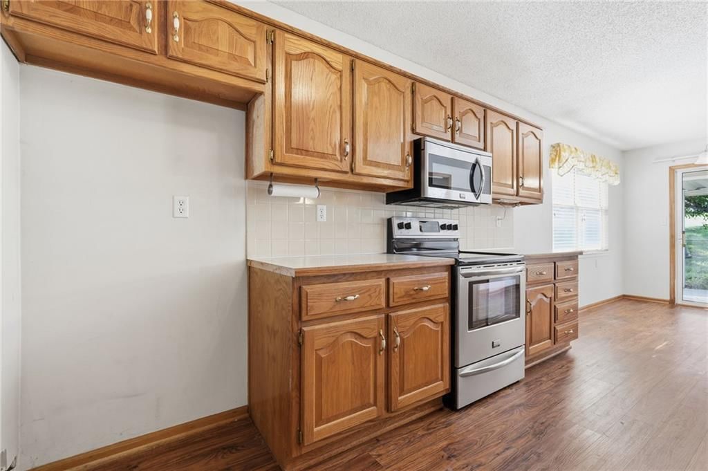 Photo 10 of 26 - 502 S Saturn Drive, Raymore, MO 64083