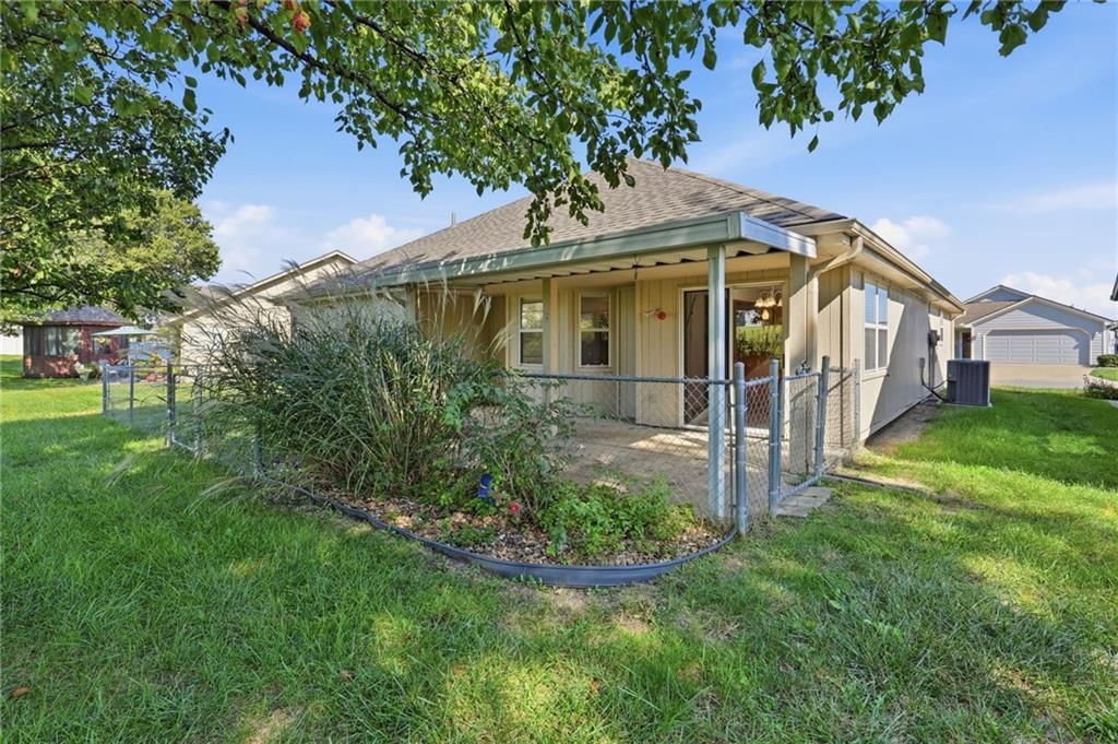 Fenced yard and chain-link fence at 502 S Saturn Drive, Raymore, MO 64083