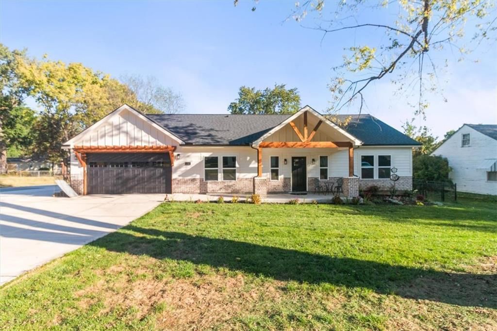 210 SW 7th Street, Oak Grove, MO