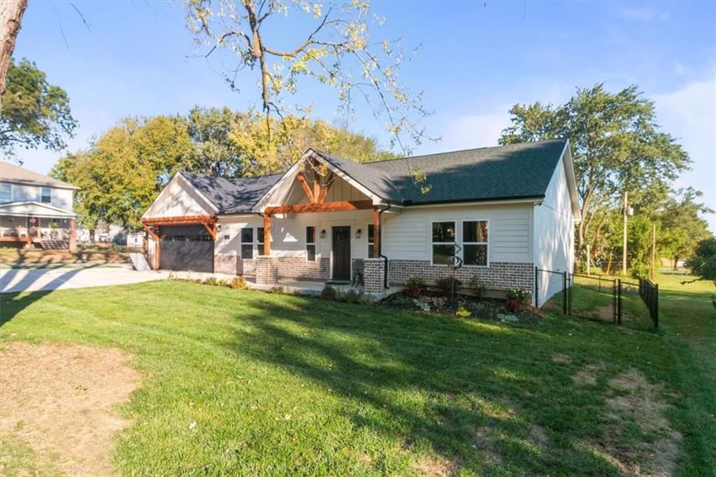 210 SW 7th Street, Oak Grove, MO: listing photo 2