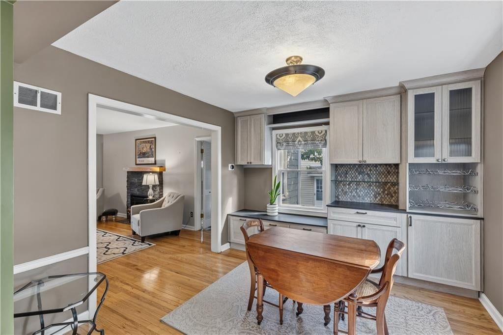 Breakfast nook at 635 E 65th Street, Kansas City, MO 64131