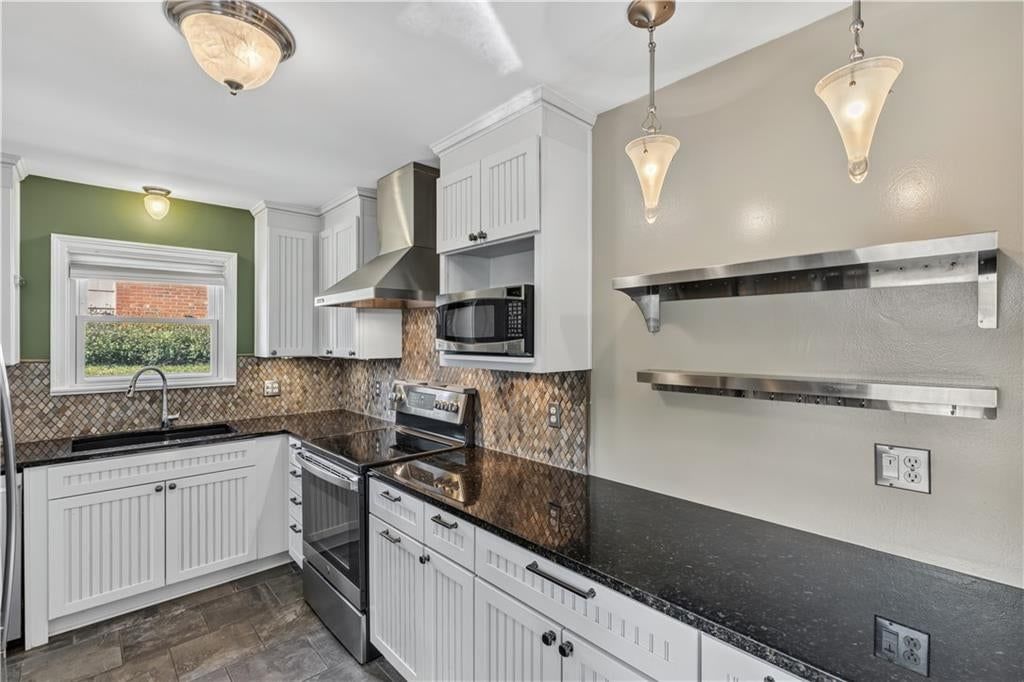 Photo 13 of 32 - 635 E 65th Street, Kansas City, MO 64131