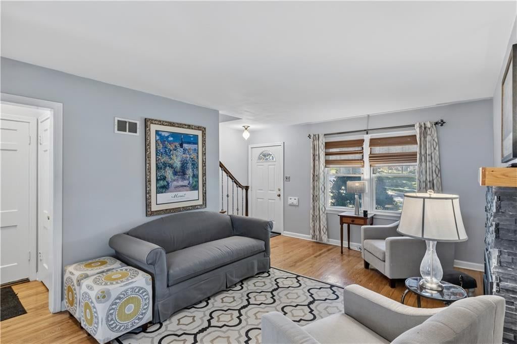 Photo 5 of 32 - 635 E 65th Street, Kansas City, MO 64131