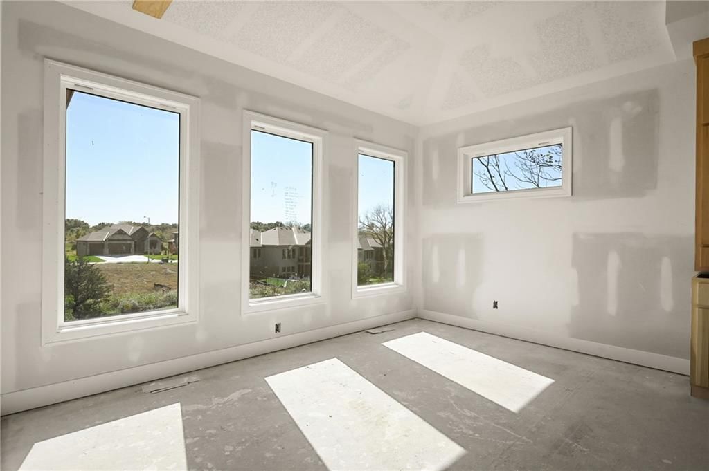 Photo 14 of 28 - 905 Savannah Lane, Greenwood, MO 64034