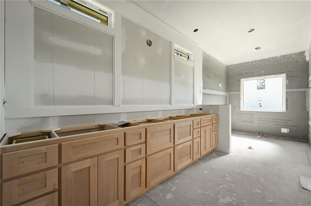 Double vanity at 905 Savannah Lane, Greenwood, MO 64034