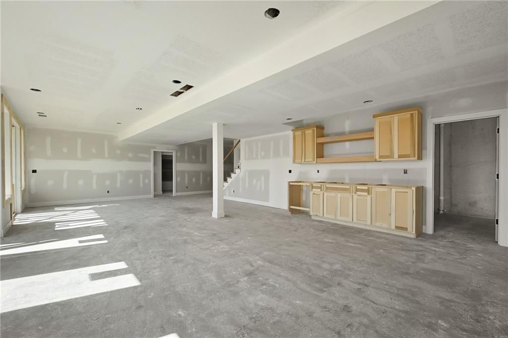 Wet bar at 905 Savannah Lane, Greenwood, MO 64034