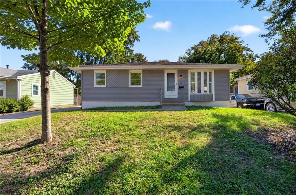 Photo 1 of 30 - 4909 N Manchester Avenue, Kansas City, MO 64119