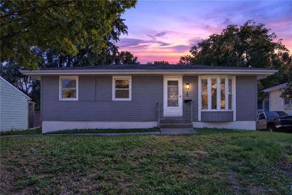 Photo 2 of 30 - 4909 N Manchester Avenue, Kansas City, MO 64119