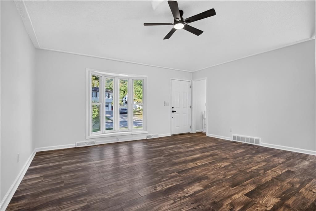 Photo 5 of 30 - 4909 N Manchester Avenue, Kansas City, MO 64119