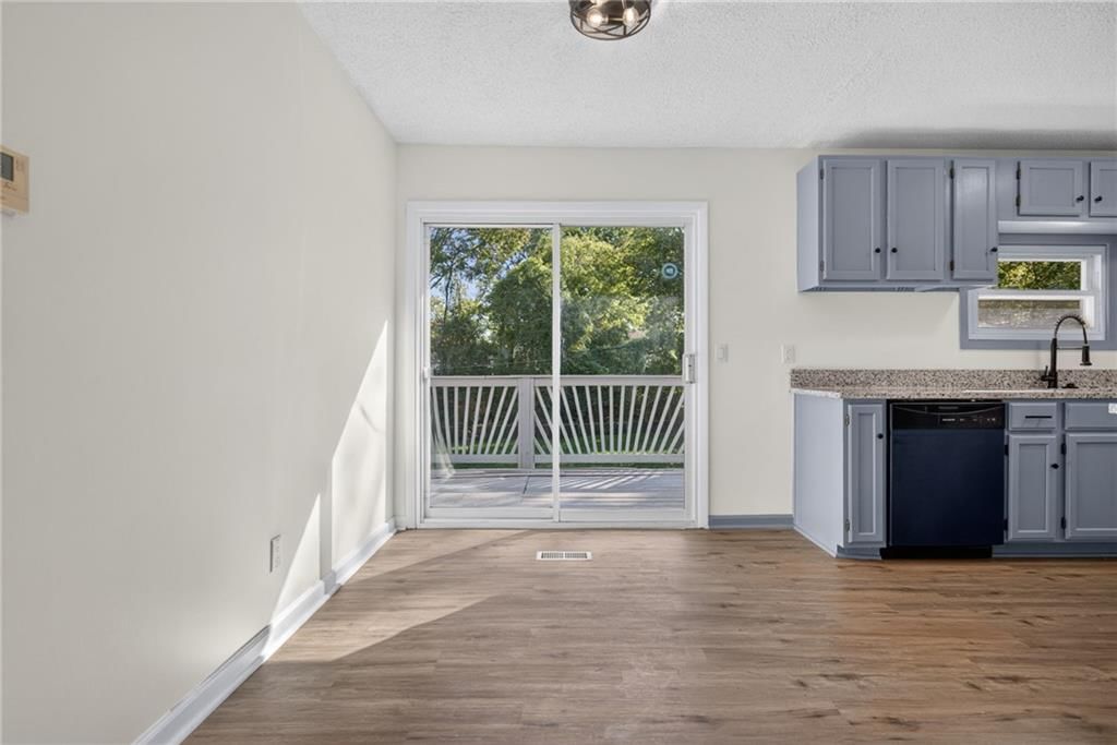 Photo 6 of 30 - 4909 N Manchester Avenue, Kansas City, MO 64119