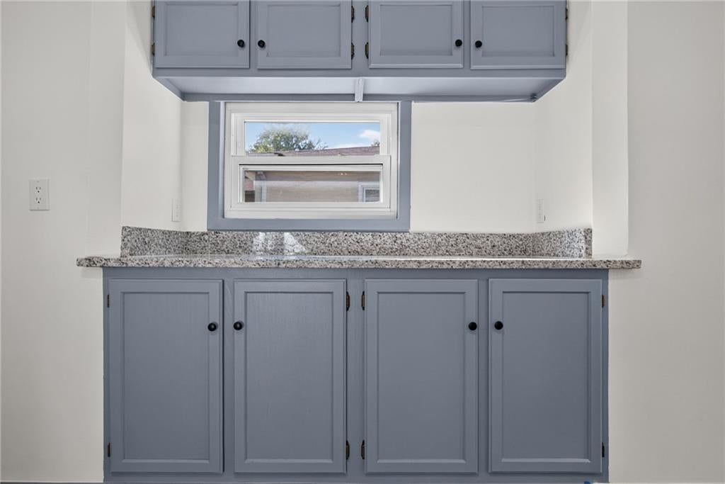Granite counters at 4909 N Manchester Avenue, Kansas City, MO 64119