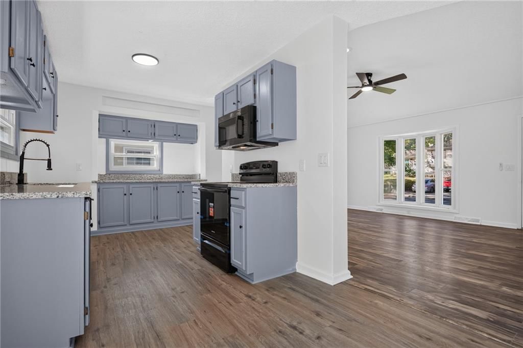 Photo 8 of 30 - 4909 N Manchester Avenue, Kansas City, MO 64119