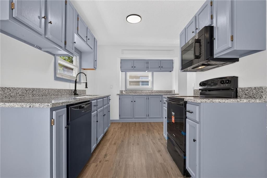 Photo 9 of 30 - 4909 N Manchester Avenue, Kansas City, MO 64119