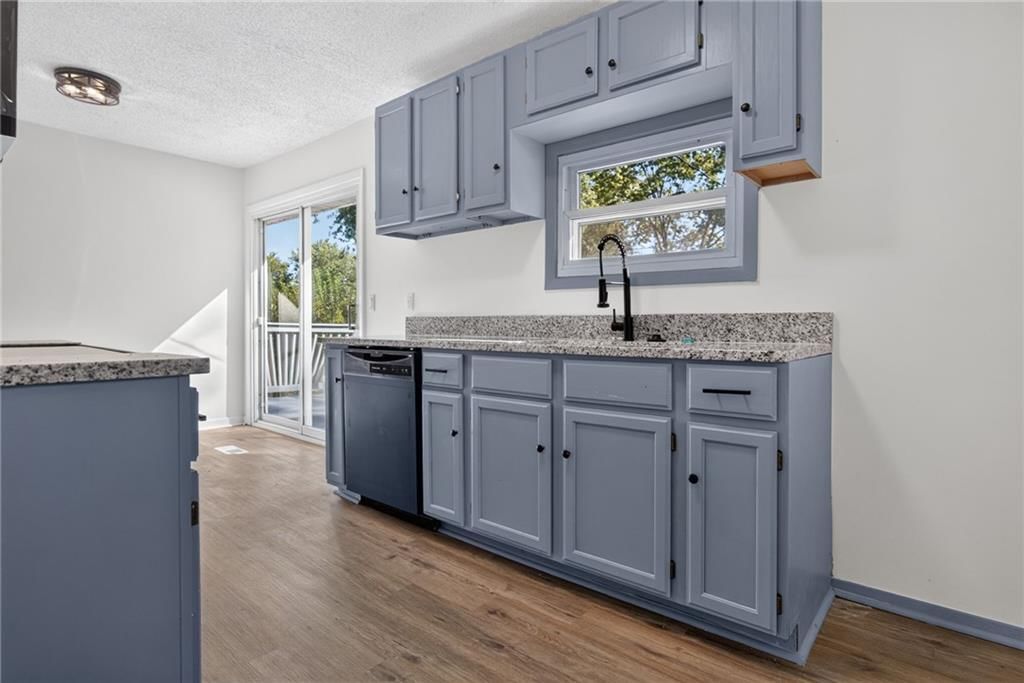 Photo 10 of 30 - 4909 N Manchester Avenue, Kansas City, MO 64119