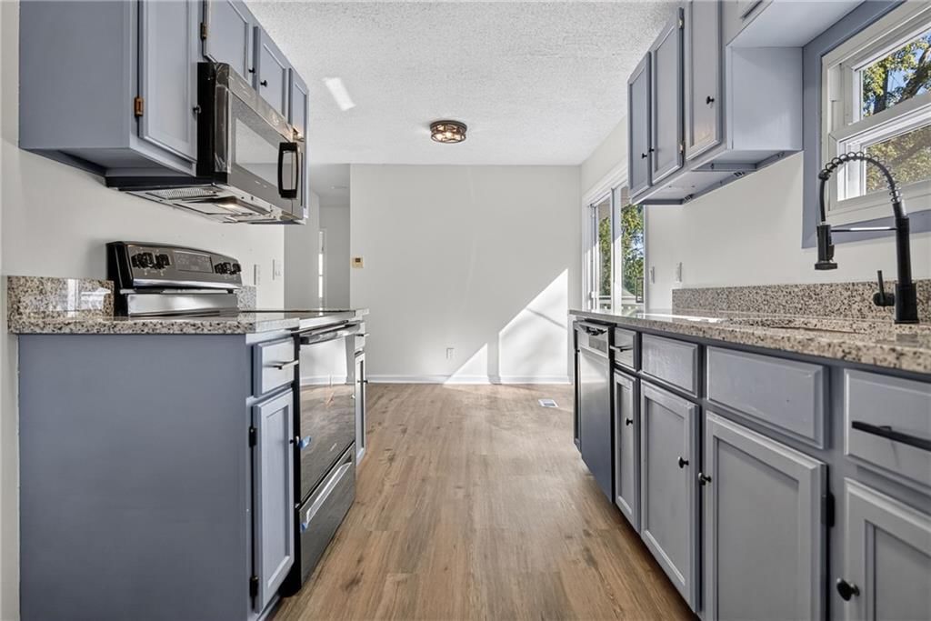 Photo 11 of 30 - 4909 N Manchester Avenue, Kansas City, MO 64119