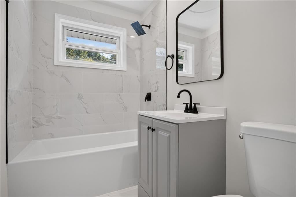 Tiled shower at 4909 N Manchester Avenue, Kansas City, MO 64119
