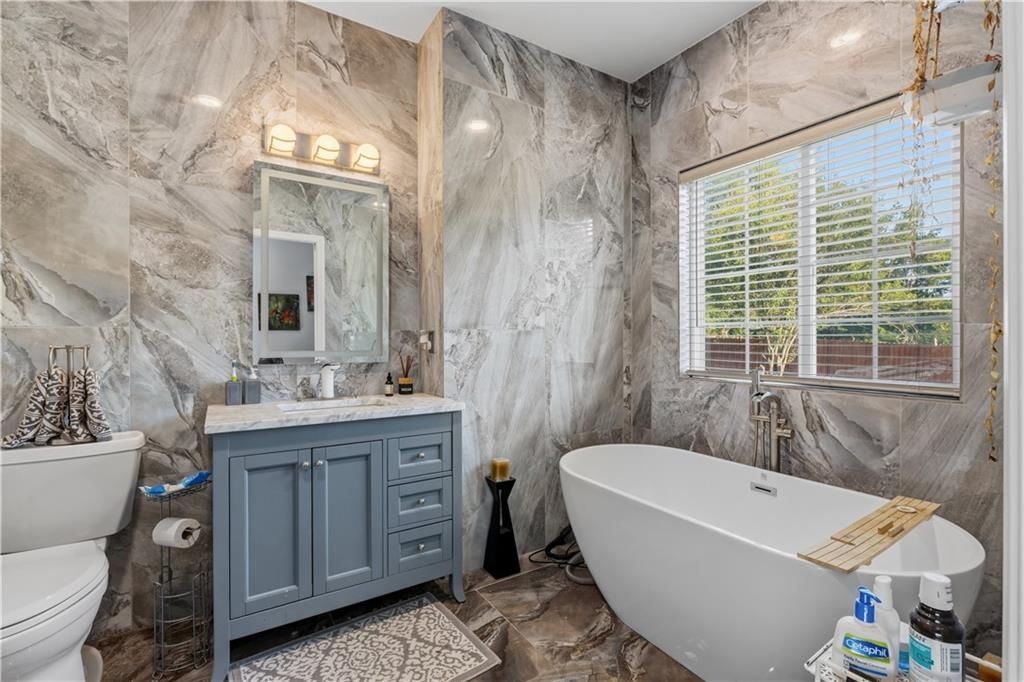 Freestanding tub at 7407 Marion Avenue, Kansas City, MO 64133
