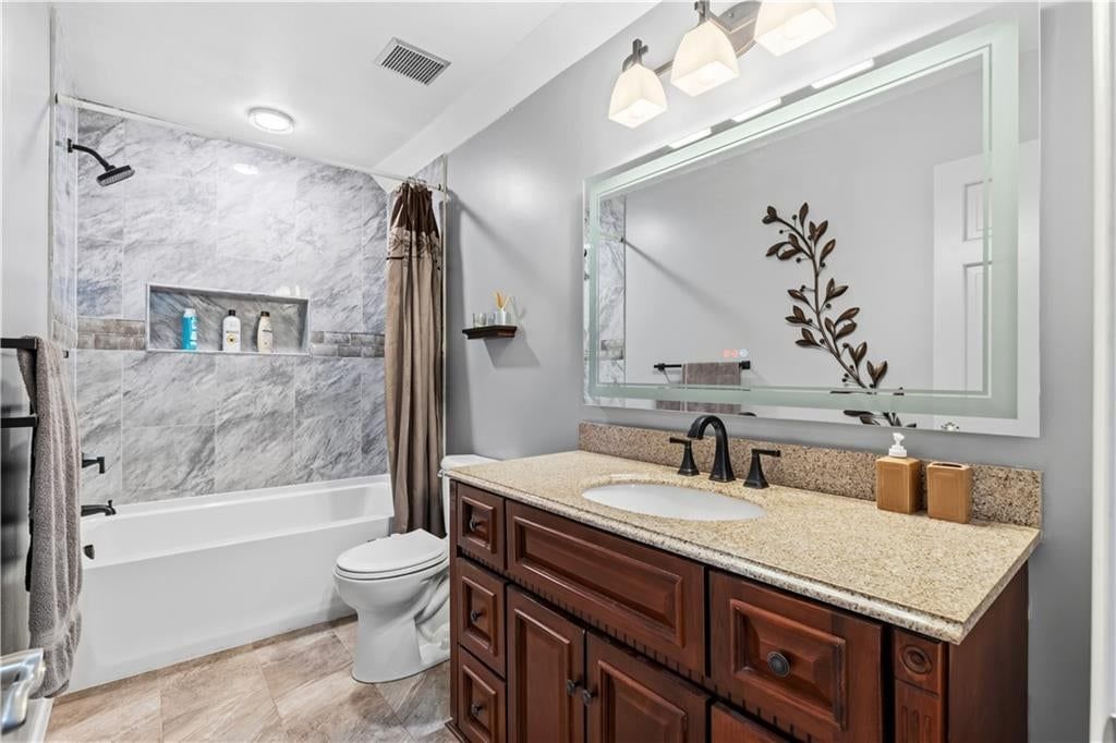 Photo 28 of 36 - 7407 Marion Avenue, Kansas City, MO 64133