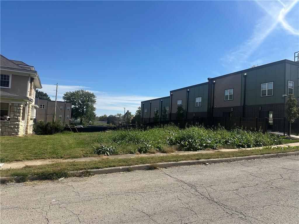 2737 Forest Avenue, Kansas City, MO: listing photo 2