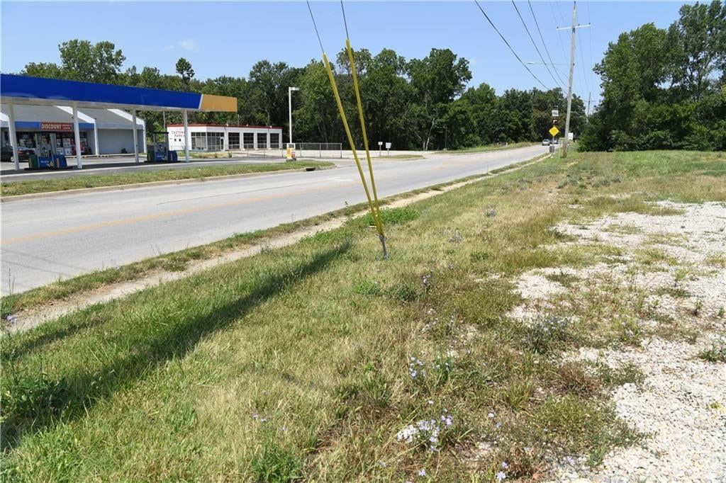 103 S Commercial Street, Harrisonville, MO: listing photo 2