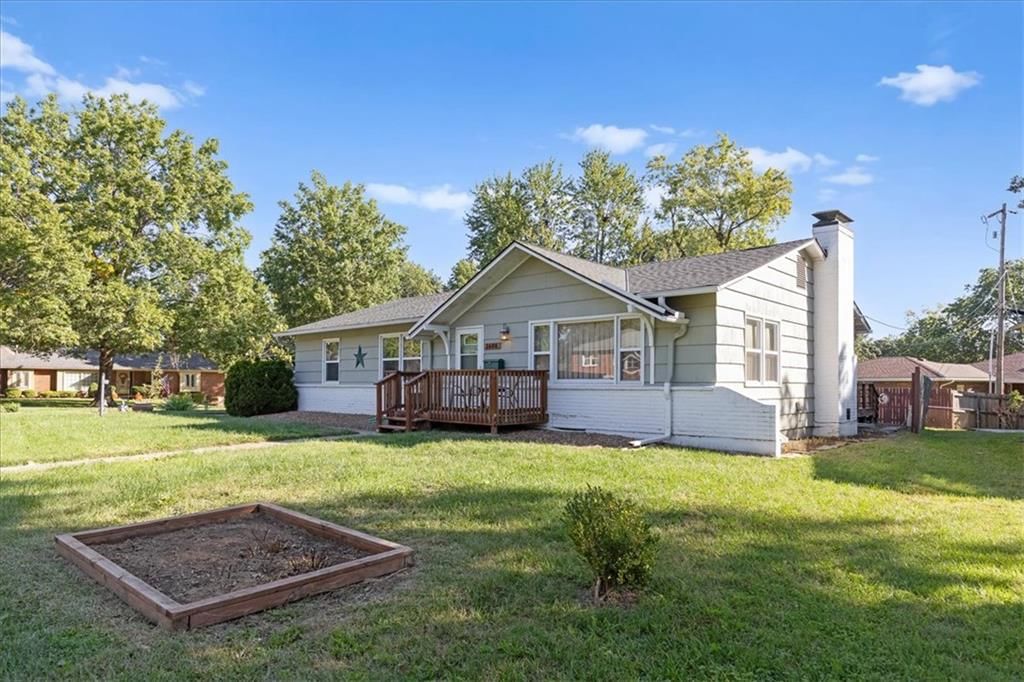 1606 NE 68TH Place, Gladstone, MO: listing photo 3
