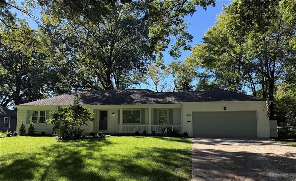 9416 Wenonga Road, Leawood, KS