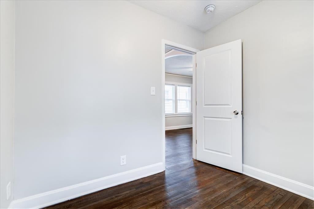 Tiled shower at 6015 Park Avenue, Kansas City, MO 64130
