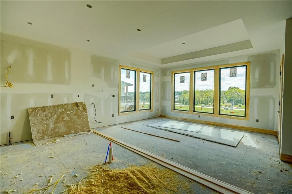Tray ceiling at 13 Red Fox Circle, Lake Winnebago, MO 64034