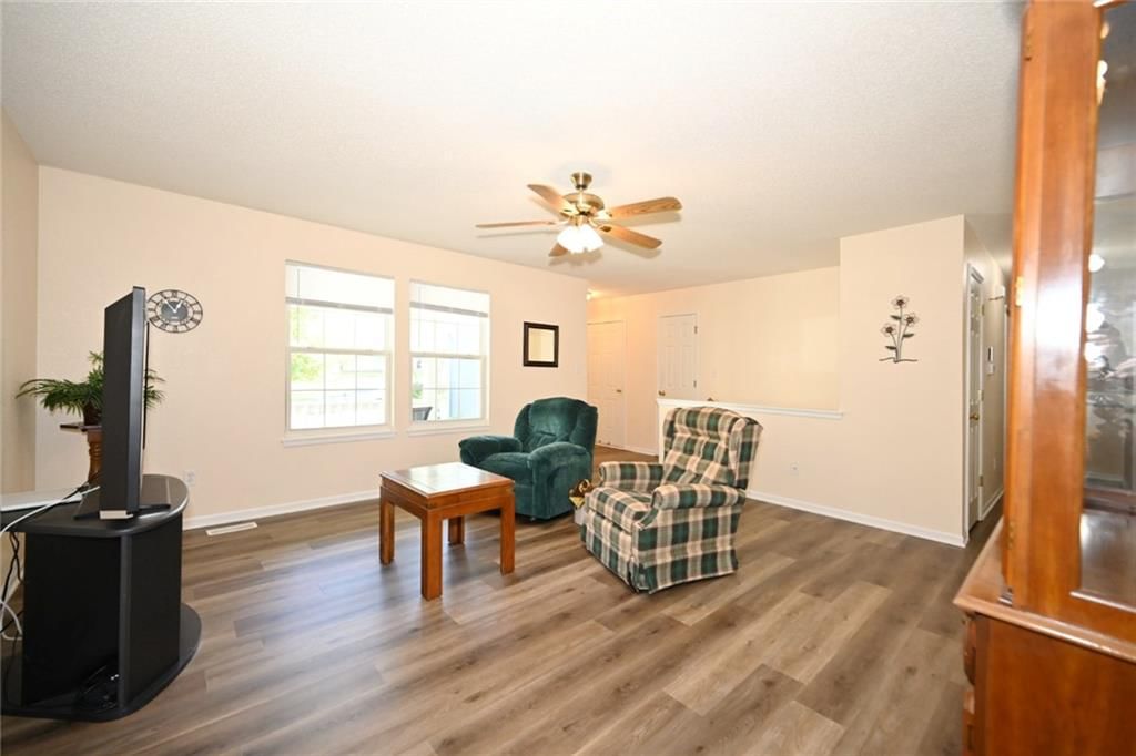 Photo 7 of 31 - 11304 N NASHUA Drive, Kansas City, MO 64155