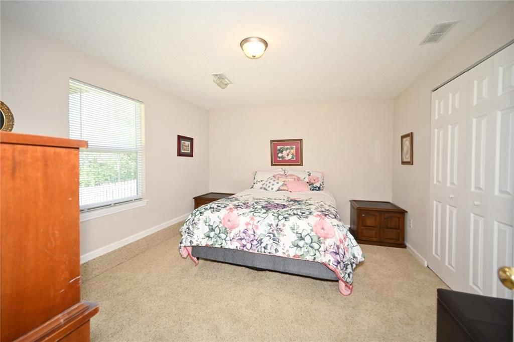 Photo 25 of 31 - 11304 N NASHUA Drive, Kansas City, MO 64155