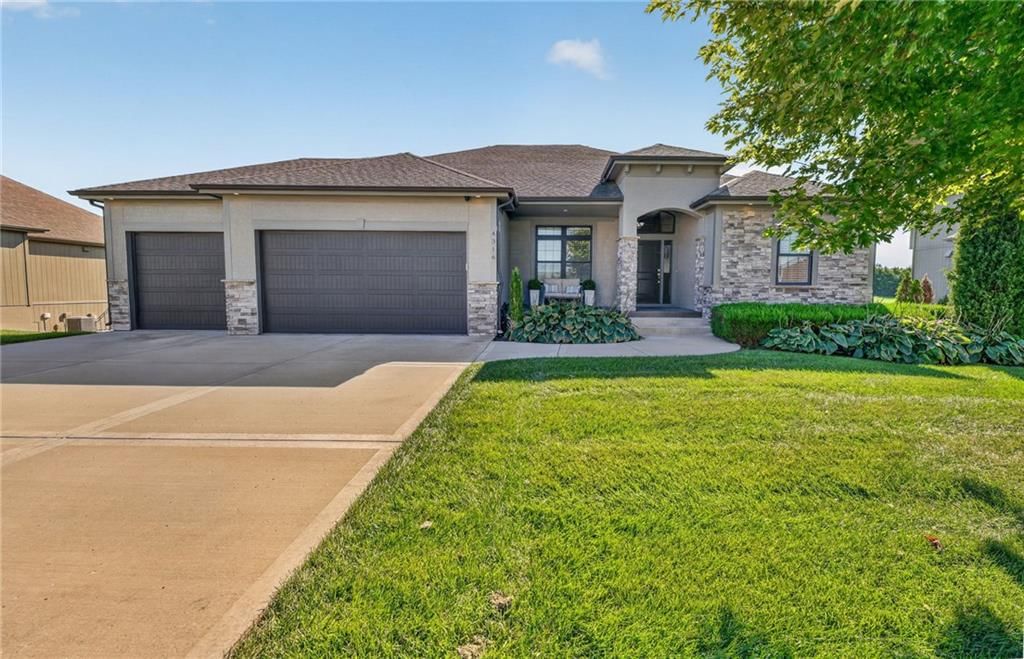 4316 S Stone Canyon Drive, Blue Springs, MO