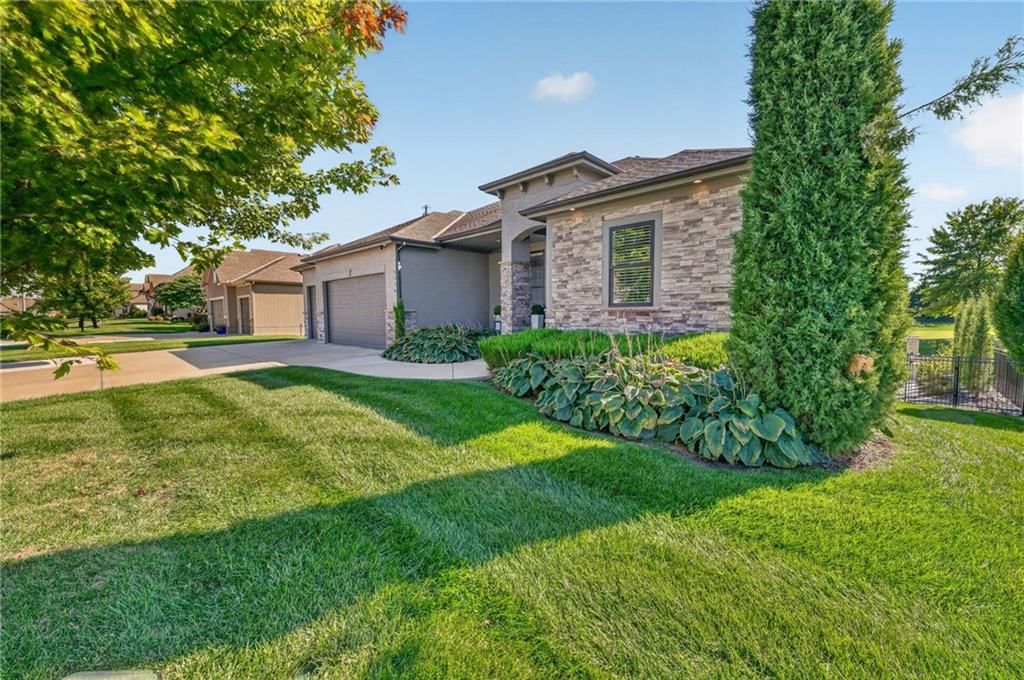 4316 S Stone Canyon Drive, Blue Springs, MO: listing photo 2
