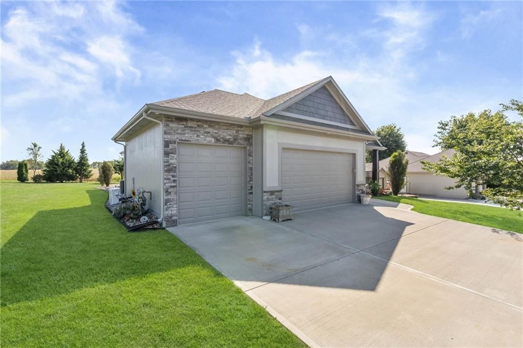 15109 Linden Court, Bonner Springs, KS: listing photo 3