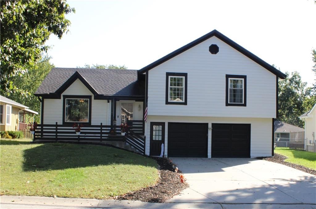 1117 NE Ridgeview Drive, Lee's Summit, MO: listing photo 2