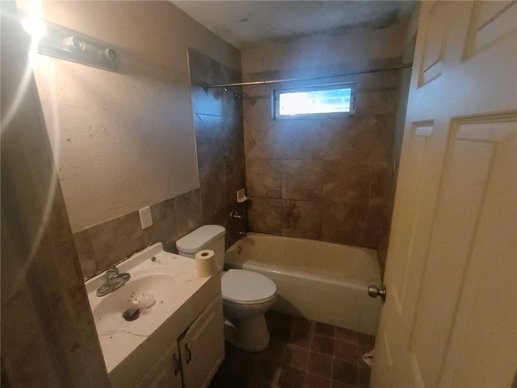 Photo 4 of 5 - 8408 Blue Ridge Boulevard, Raytown, MO 64138