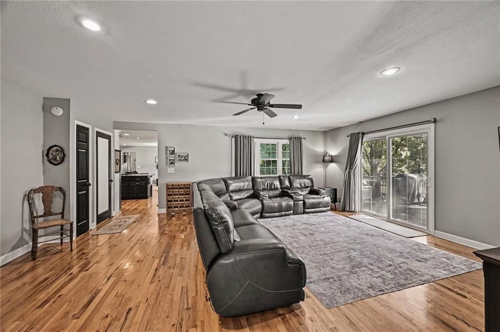 Photo 8 of 50 - 10035 W 55TH Street, Merriam, KS 66203