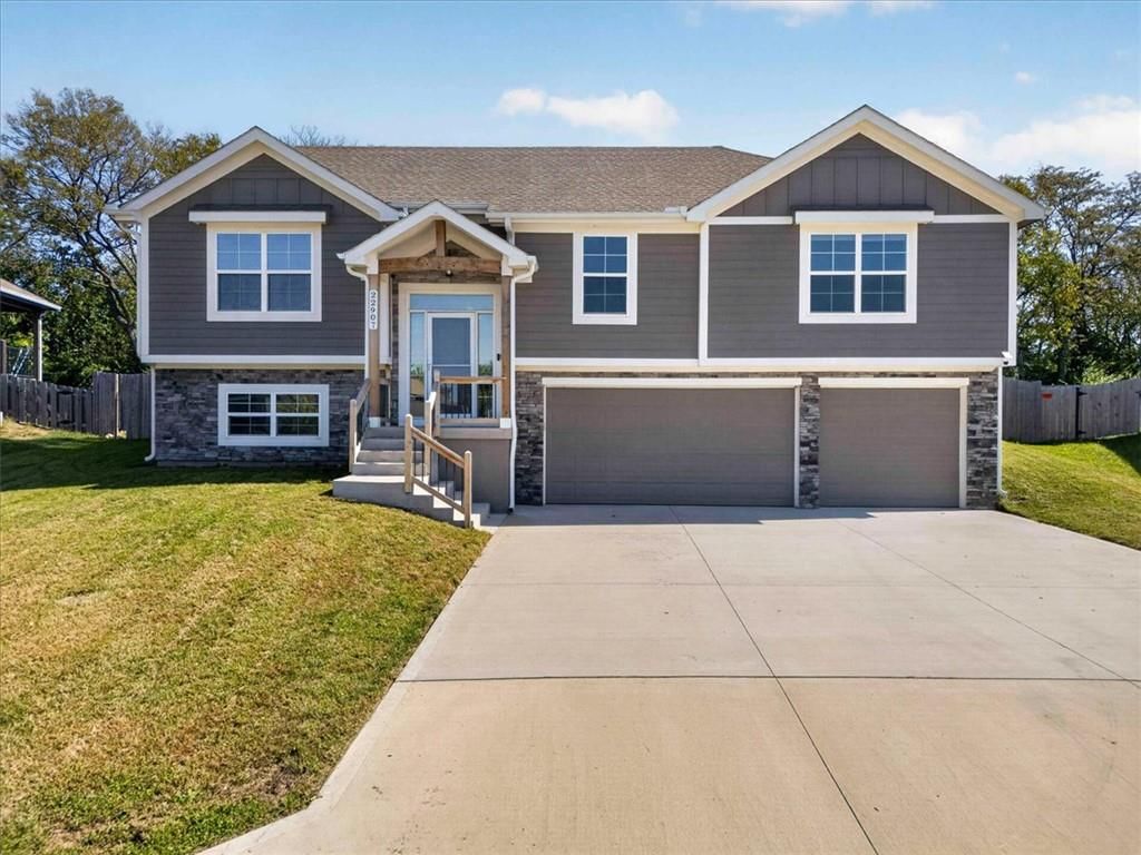 22907 S Ridgeview Drive, Peculiar, MO