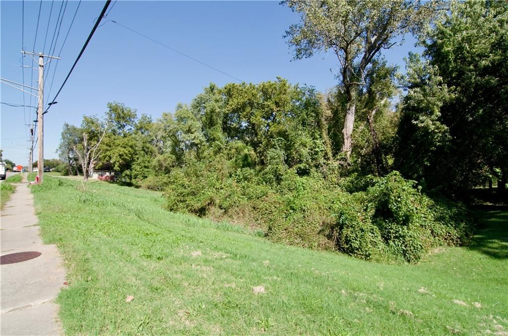 Photo 4 of 6 - 1901 S Lee's Summit Road