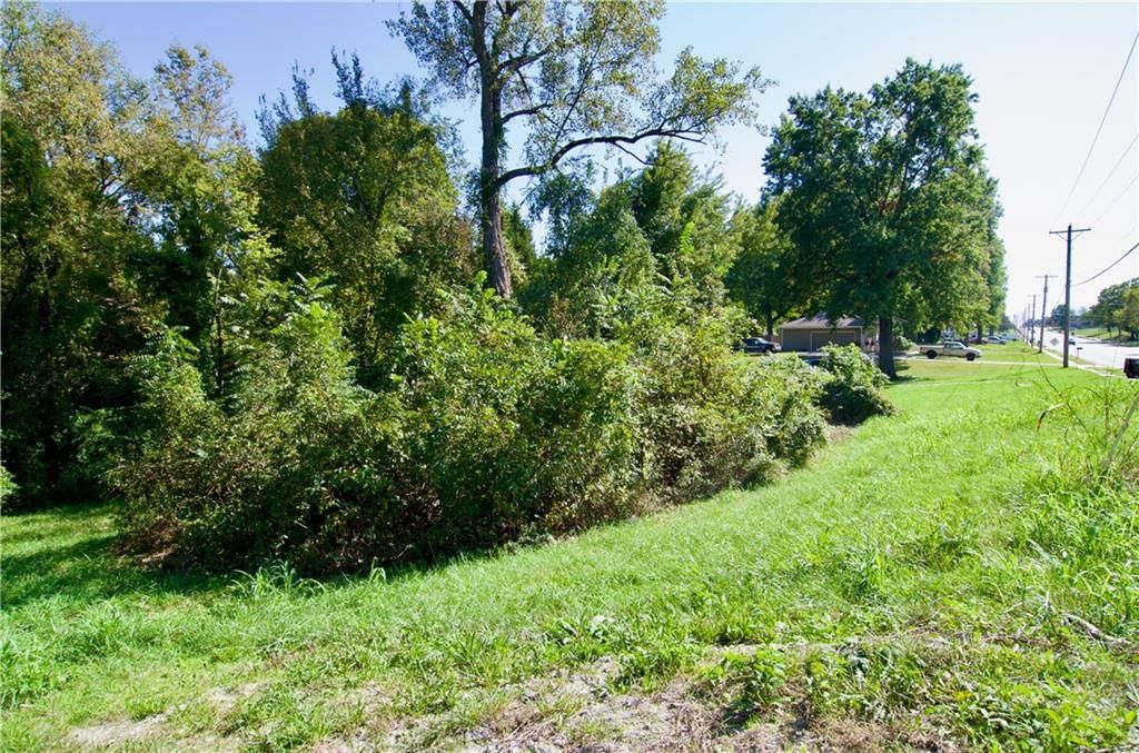 Photo 5 of 6 - 1901 S Lee's Summit Road