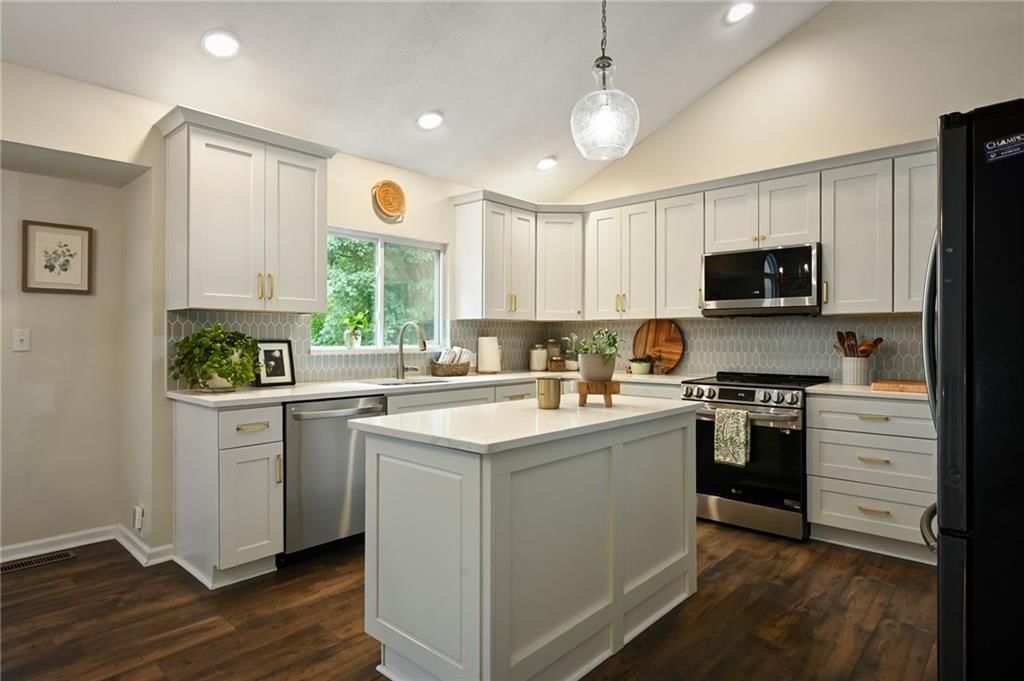 2517 SE Kimbrough Lane, Lee's Summit, MO: listing photo 3
